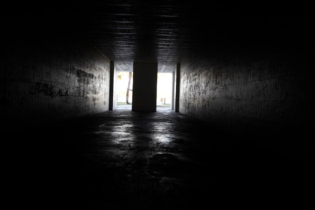 Foto vista de un túnel oscuro y vacío
