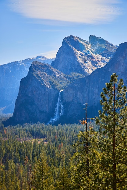 Vista del túnel de Yosemite a la luz de la mañana de las cataratas Bridalveil