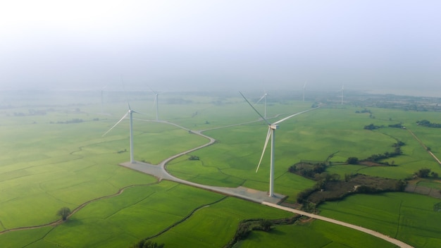 vista de la turbina de energía verde molino eólico para la producción de energía eléctrica Turbinas eólicas que generan electricidad en el campo de arroz en la provincia de Phan Rang Ninh Thuan, Vietnam