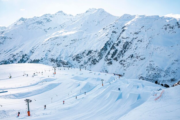 Vista de turistas disfrutando del deporte de invierno en los alpes cubiertos de nieve