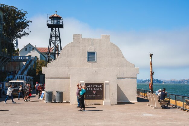 Vista turística da ilha de Alcatraz estrutura histórica torre de guarda paisagem da cidade desfrutada de bancos