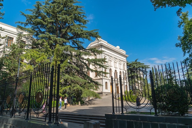 Vista de la Universidad Estatal de Tbilisi establecida en 1918