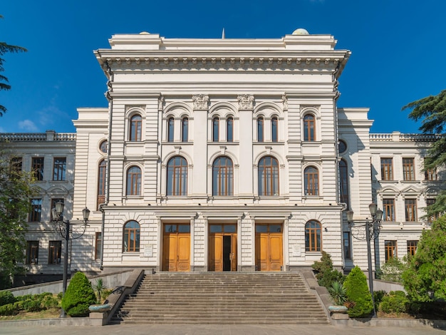 Vista de la Universidad Estatal de Tbilisi establecida en 1918