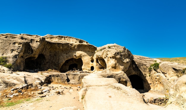 Foto vista de uplistsikhe, una antigua ciudad rocosa en georgia