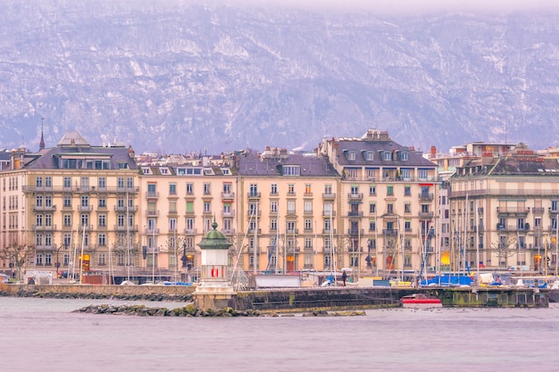 Vista urbana, horizonte de Ginebra en Suiza en penumbra