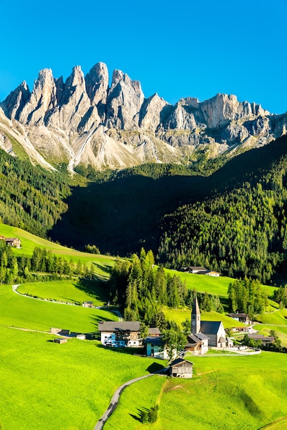 Vista de Val di Funes con la iglesia de Santa Maddalena en las montañas Dolomitas.