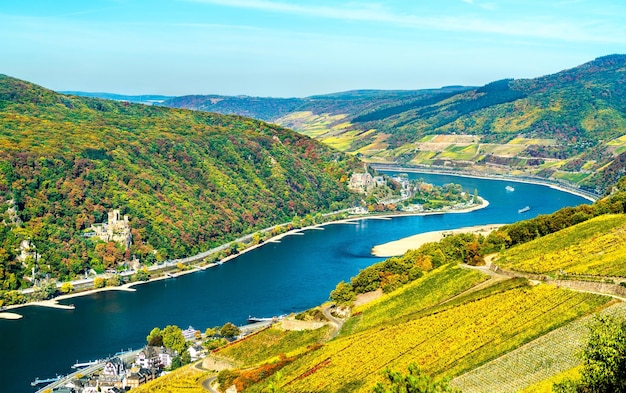 Vista del valle del Alto Rin Medio con los castillos de Rheinstein y Reichenstein, patrimonio mundial de la UNESCO en Alemania