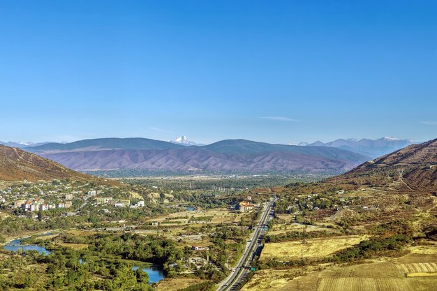 Vista del valle de Aragvi desde el monasterio de Jvari, la colina de Georgia en el horizonte es visible el monte Kazbek