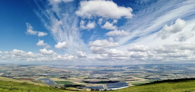 Foto vista del valle y el cielo azul con nubes