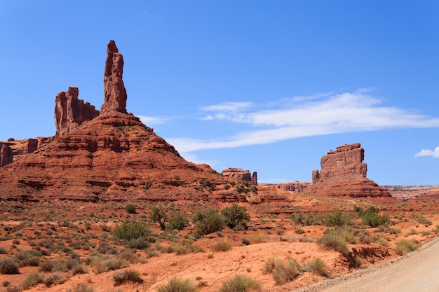 Vista del Valle de los Dioses desde Utah, EE. UU. Panorama de rocas rojas. Butte y mesa