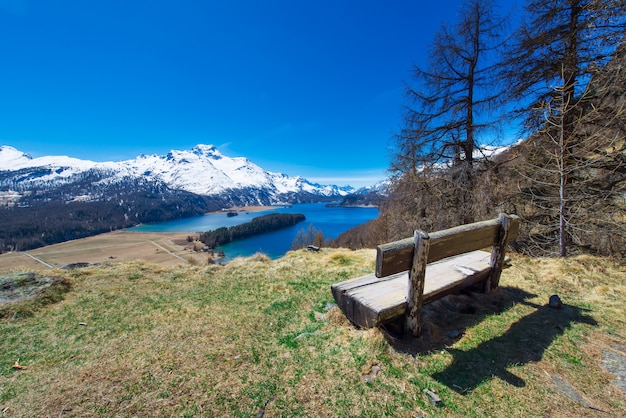 Vista del valle de Engadin desde un banco de madera