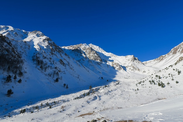 Foto vista del valle de la garganta de syltran. montañas del cáucaso. rusia