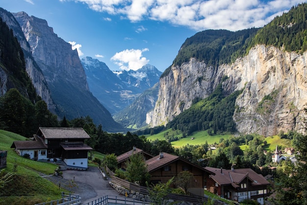 Foto vista del valle de lauterbrunnen, ubicado en el oberland de berna de suiza