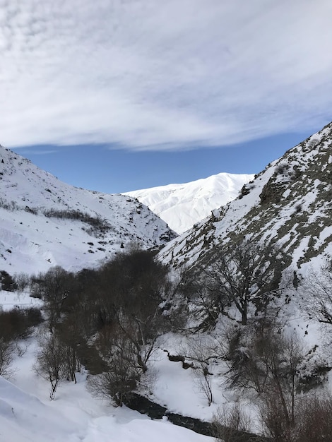 Foto la vista desde el valle de las montañas.