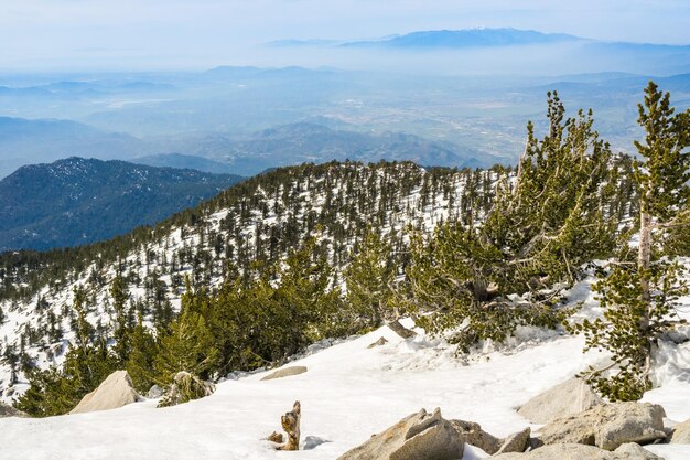 Vista hacia el Valle de Moreno desde el pico del Monte San Jacinto, California