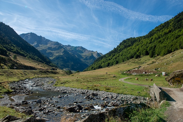 Vista del valle Ossau en las montañas de los Pirineos franceses