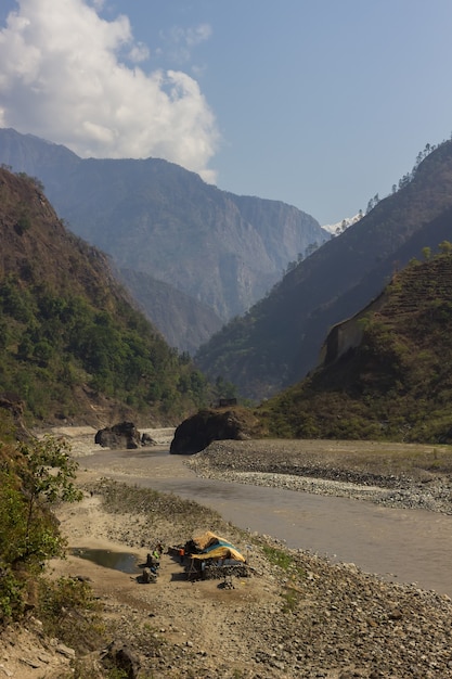 Vista del valle del río entre los Himalayas en el área de Manaslu