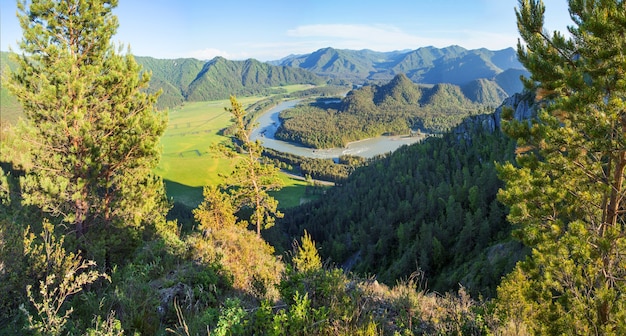 Vista del valle y el río Katun desde la montaña