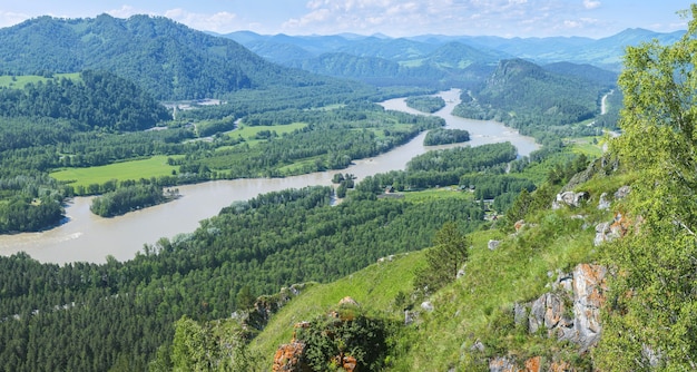 Vista del valle del río Katun en las montañas de Altai