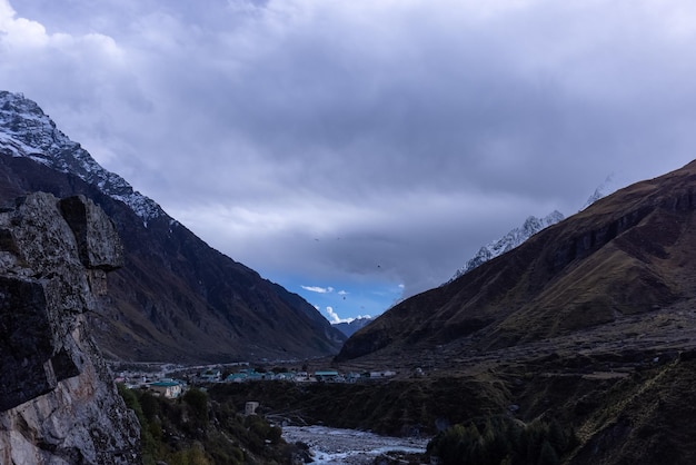 La vista desde el valle del río.