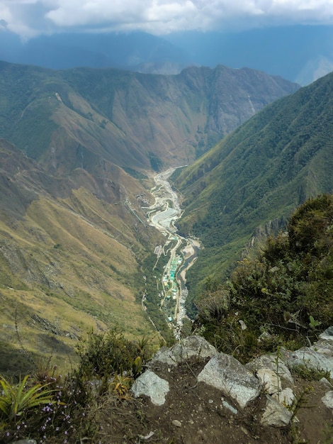 Vista del Valle Sagrado en la ciudadela de Machu Picchu del imperio Inca en Cusco Perú