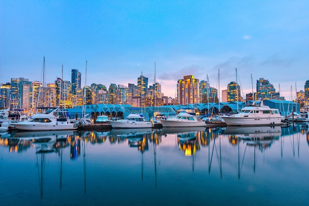 Foto vista de vancouver bc con puerto al atardecer canadá