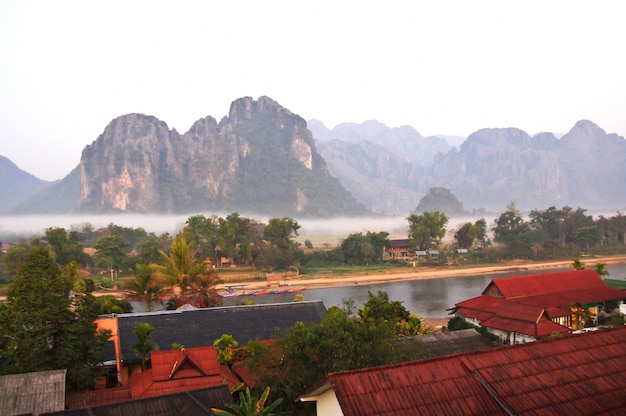 Vista de Vang Vieng en la salida del sol, Laos.