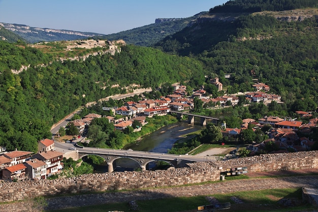 La vista de Veliko Tarnovo en Bulgaria