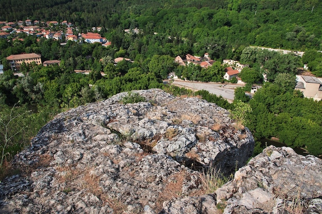 La vista de Veliko Tarnovo en Bulgaria