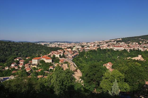 La vista de Veliko Tarnovo en Bulgaria