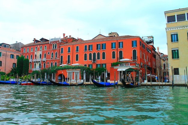 Vista de Venecia desde el barco. Góndolas aparcadas en el Gran Canal de Venecia, Italia.