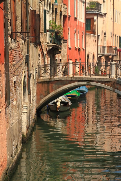 Vista de Venecia con canal y edificios antiguos Italia