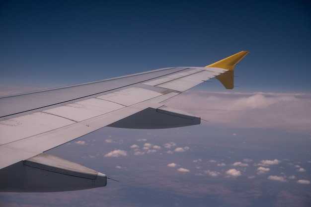 Foto vista desde la ventana de un avión al lado del ala.