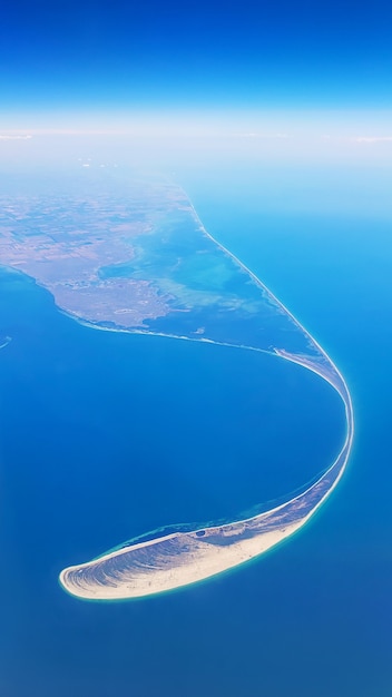 La vista desde la ventana del avión al suelo. Vista del paisaje desde el cielo.