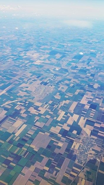 Vista desde la ventana del avión al suelo