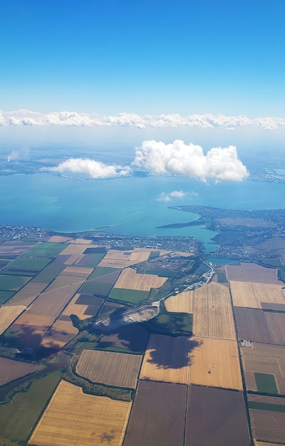 Vista desde la ventana del avión al suelo