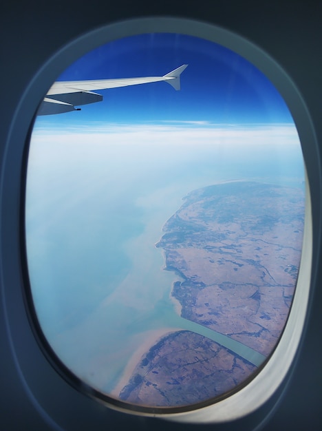 Vista desde la ventana del avión al suelo