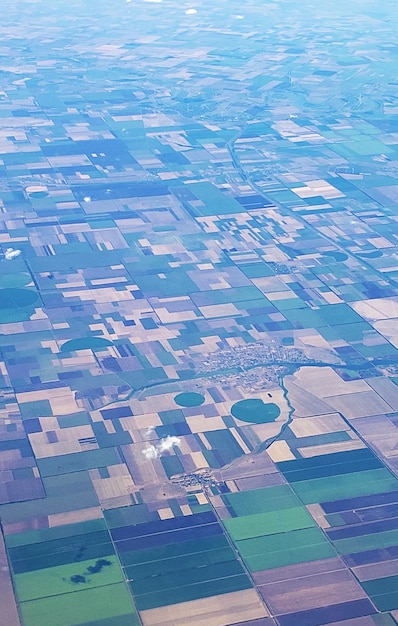 La vista desde la ventana del avión al suelo.