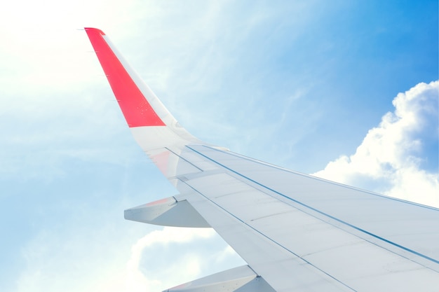 Foto vista desde la ventana del avión. ala de un avión volando por encima de las nubes