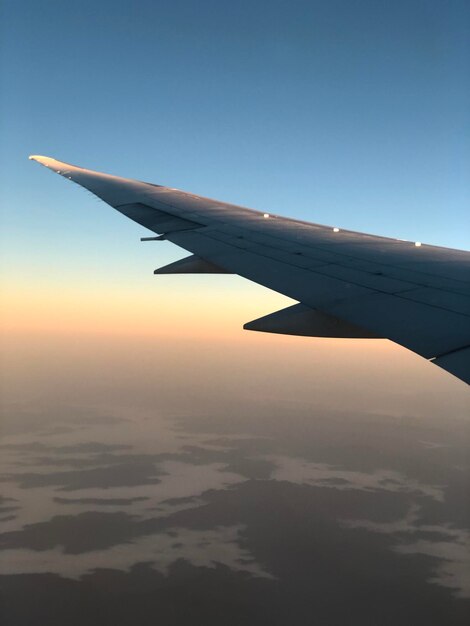 Vista desde la ventana de un avión Ala de las Nubes