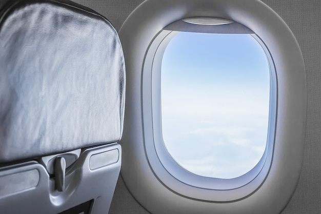 Vista desde una ventana de avión en el cielo