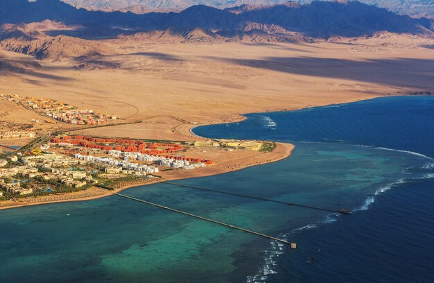 Vista desde la ventana del avión de las montañas y el balneario de Egipto, Sharm El Sheikh