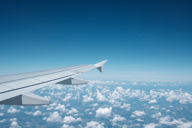 Vista de la ventana del avión con nubes