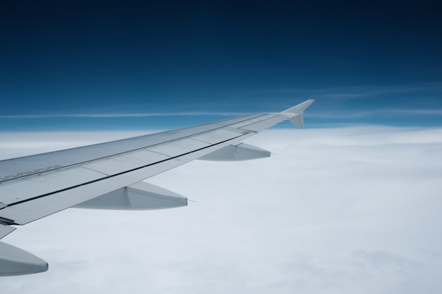 Vista de la ventana del avión con nubes