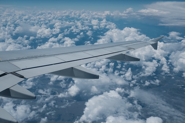 Vista de la ventana del avión con nubes