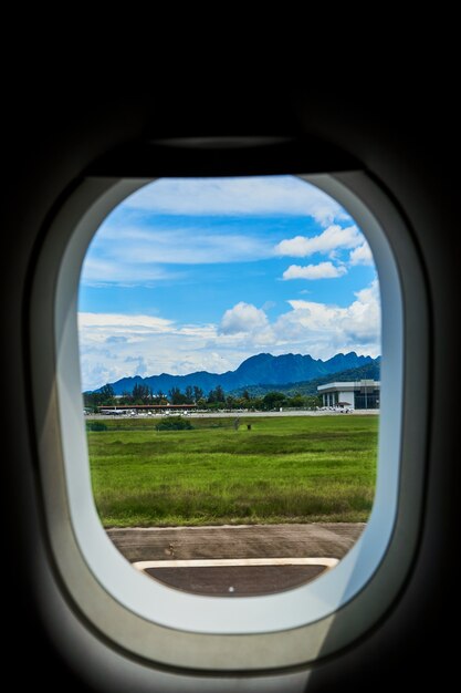 Vista desde la ventana de un avión en la pista de una isla tropical