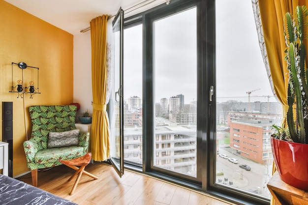 Vista desde la ventana panorámica de un apartamento moderno en la ciudad desde la altura de un edificio de varios pisos