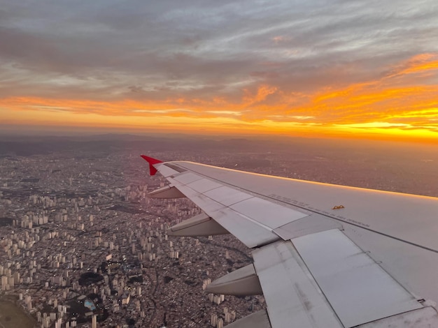 Vista desde la ventana de una turbina de avión de un avión bajo el Sao Paulo Brasil al atardecer