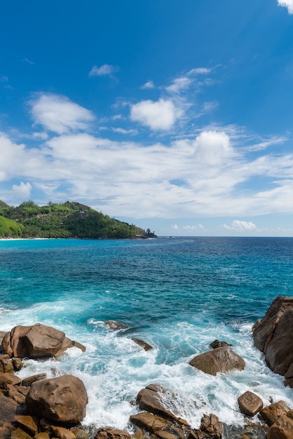 Vista ventosa do Oceano Índico com pedras e água turquesa