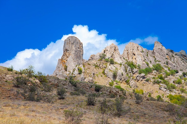 Vista de verano de acantilado de montaña de roca hermosa de Crimea